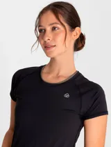 Remera deportiva de manga corta y cuello redondo, confeccionada en tejido técnico con tecnología de secado rápido. Presenta un diseño liso en color negro con un pequeño logo estampado en el pecho.