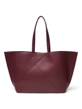 Cartera tipo shopper color bordó, de diseño amplio con doble asa de hombro y costuras decorativas diagonales en el frente.