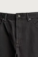 Pantalón barrel fit de mezclilla color verde militar, con efecto lavado, cinco bolsillos, cierre frontal con cremallera y botón, y detalle de pinzas en las rodillas.