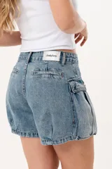 Short de jean celeste con bolsillos cargo laterales y corte abullonado.