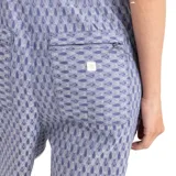 Enterito largo de tejido estampado en tonos celestes y blancos, con tirantes finos, bolsillos frontales grandes y un bolsillo en el peto.