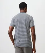 Remera de hombre marca Marfinno confeccionada en algodón peruano, con diseño de rayas horizontales, cuello redondo azul en contraste y mangas cortas.