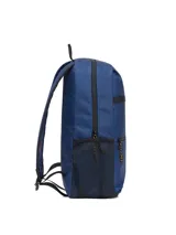 Mochila urbana Cat modelo Liam, color azul, con bolsillo frontal con cierre, bolsillos laterales de malla y logo de la marca en parche amarillo.