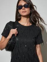 Vestido corto negro de manga corta, con cuello redondo y diseño completamente revestido de lentejuelas y flecos colgantes.