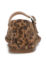 Chatita ballerina de gamuza con estampado animal print de leopardo, diseño plano y tira fina en el empeine con hebilla metálica dorada.
