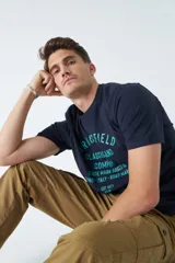 Remera color ladrillo con estampado frontal con la leyenda "BROOKSFIELD CLASSIC BRAND COMPANY TRADE MARK BASED IN TORINO - ITALY - ROAD MARKET EST 1971 REG TM".