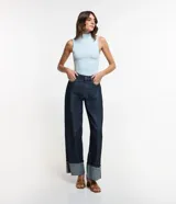 Musculosa de viscosa color celeste, con cuello alto y textura acanalada de corte al cuerpo.