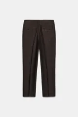 Pantalón de tiro medio confeccionado en tejido con lino, de corte recto y diseño clásico. Presenta bolsillos laterales, falsos bolsillos traseros de vivo, cierre frontal con cremallera y ganchos metálicos, y aberturas laterales en el bajo.