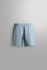 Pantalones deportivos cortos de tejido técnico ligero y elástico, con cintura elástica ajustable, bolsillos frontales y aberturas laterales en el bajo.