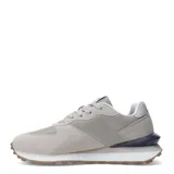 Championes urbanos Umbro, color negro con detalles en gris y blanco. Presentan una combinación de materiales textiles y sintéticos, con el logo de la marca en el lateral y una suela dentada de estilo deportivo.