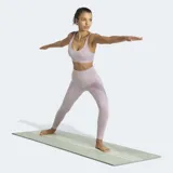 Top deportivo de soporte medio Adidas, confeccionado en tejido ultrasuave Adisoft con tecnología Climacool. Presenta un diseño de escote redondo, espalda con tirantes finos y almohadillas removibles.