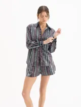 Camisa Chelsea de popelina de algodón negra con estampado multicolor de líneas verticales y bordado de lentejuelas transparentes, de manga larga y largo a la cadera.
