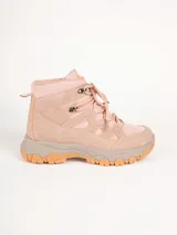 Bota de trekking color rosado con cordones al tono, cuello acolchado, ganchos metálicos para los cordones y suela dentada con plataforma gris y caramelo.