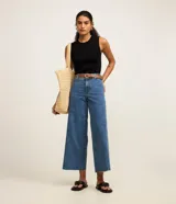 Blusa sin mangas de punto canelado negro, con cuello redondo y diseño ajustado al cuerpo.