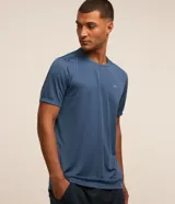 Remera deportiva de cuello redondo y manga corta, confeccionada en tejido técnico de poliéster con tecnología dry. Presenta recortes laterales en tejido de poliamida y detalles reflectantes.