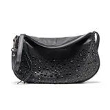 Bandolera de cuero negro con diseño de media luna, decorada con tachas circulares metálicas en el frente y cierre superior con cremallera.