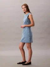 Vestido corto de denim sin mangas con cuello redondo, diseño de espalda abierta y pinzas frontales para un ajuste entallado.
