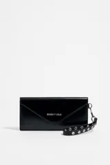 Billetera tipo sobre de Bimba y Lola, color negro, con cierre de solapa y broche a presión. Incluye una correa de muñeca extraíble con ojetes metálicos y logo metálico en la parte frontal.