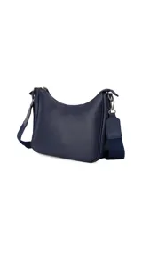 Bandolera de cuero sintético color marrón, con cierre trasero y división interna. Incluye correa de galón ajustable y un pequeño charm colgante.