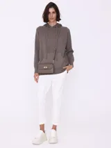 Pantalón cigarette clásico color blanco.