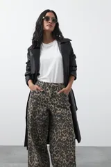 Pantalón de tiro alto con silueta wide leg y estampado animal print. Confeccionado en denim estructurado con un toque de elastano para mayor comodidad.