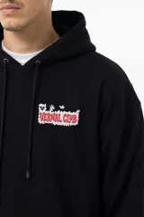 Hoodie negro de corte oversize con capucha amplia. Presenta un estampado gráfico colorido en la espalda con el texto 'Vernal Club' y una ilustración de estilo underground.