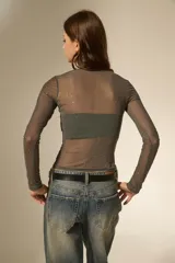 Top de manga larga confeccionado en tul gris con detalle de strass aplicado en toda la prenda, de corte al cuerpo y cuello redondo.