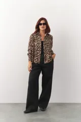 Pantalón recto de lino color negro, con bolsillos laterales y traseros.