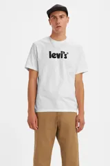 Remera blanca de corte recto con logo Levi's estampado en el pecho.