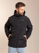Campera negra con capucha, cierre frontal con cremallera y bolsillos laterales con botón a presión.