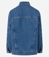 Campera trucker de jeans azul oscuro, corte amplio, con cuello clásico, cierre frontal con botones blancos, mangas largas y bolsillos delanteros con solapa.