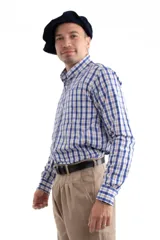 Camisa de hombre a cuadros rojos y blancos, de manga larga y corte clásico.