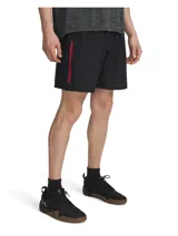 Short deportivo Under Armour de color negro, confeccionado en tejido ligero de secado rápido. Presenta el logo y nombre de la marca estampado verticalmente en color rojo sobre el lateral derecho, cintura elástica con cordón interno, bolsillos laterales y aberturas en el bajo.
