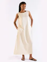 Vestido largo sin mangas de corte recto y holgado, con escote bote y bolsillos laterales. Confeccionado en mezcla de lyocell, viscosa y lino.