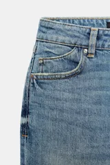 Jeans mom fit de tiro alto color negro con efecto lavado, diseño de cinco bolsillos y corte tobillero.