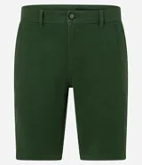 Bermuda masculina de corte slim, confeccionada en sarga de algodón con un toque de elastano. Presenta un diseño liso con cierre de botón y cremallera, cintura con trabillas para cinturón y dos bolsillos laterales.