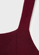 Top de punto fino color bordó, sin mangas, con escote cuadrado y tirantes anchos, de diseño evasé.