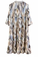 Vestido midi con estampado abstracto en tonos beige, marrón y celeste, cuello camisero, mangas tres cuartos con volados en los puños y diseño en capas escalonadas.