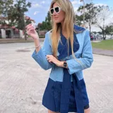 Tapado de jean con diseño color block en dos tonos de azul, con cuello solapa y lazo para atar en la cintura.