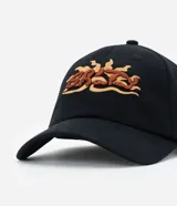 Gorra de sarga de algodón color negro con visera curva y ajuste trasero regulable. Presenta un bordado frontal con lettering en tonos tierra.