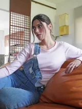 Remera manga larga color verde seco, de corte recto y cuello redondo.