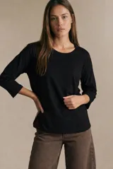 Remera de algodón con elastano, color negro, de corte ajustado al cuerpo, cuello redondo y mangas 3/4.