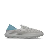 Slip on Merrell modelo Hut Moc 2, de diseño acolchado en color gris cemento con detalle de talón plegable en color azul. Presenta una estructura ligera con suela de EVA y refuerzos elásticos para facilitar su colocación.