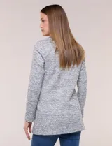 Blazer de tejido de punto jaspeado, de corte clásico y informal con largo medio, solapa de muesca tradicional, cierre frontal de doble botón y bolsillos funcionales.