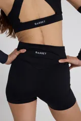 Minishort negro de tiro alto, con cintura con doble tela y recorte en la parte posterior.