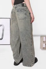 Pantalón denim corte wide leg, color azul con lavado matizado. Acceso a la prenda mediante cartera de cierre metálico y botón personalizado. Cintura con 5 pasacintos, plastisol de marca en espalda y bolsillos laterales en delantero con relojero y remaches.