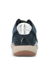 Championes Hush Puppies modelo Goss Navy de cuero azul marino con cordones al tono, suela beige de EVA con tecnología Zero G y detalle metalizado en el talón.
