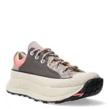 Championes Converse Chuck Taylor 70 AT de caña baja, con diseño robusto y plataforma. Presenta una combinación de colores gris, beige y detalles en rosado, con cordones jaspeados y suela dentada de goma negra.