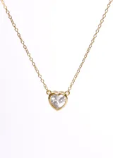 Collar de cadena tipo forcé con dije de corazón engastado con una piedra de cristal transparente. La pieza está fabricada en plata 925 con un baño de oro de 18k.