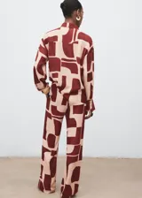 Pantalón fluido de tiro medio con estampado geométrico en tonos bordó y beige, cintura elástica con cordón ajustable, bolsillos laterales y diseño de pernera recta.